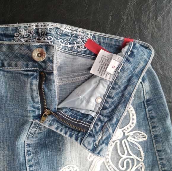 Jean mini skirt with flowery design - Picture 3 of 3